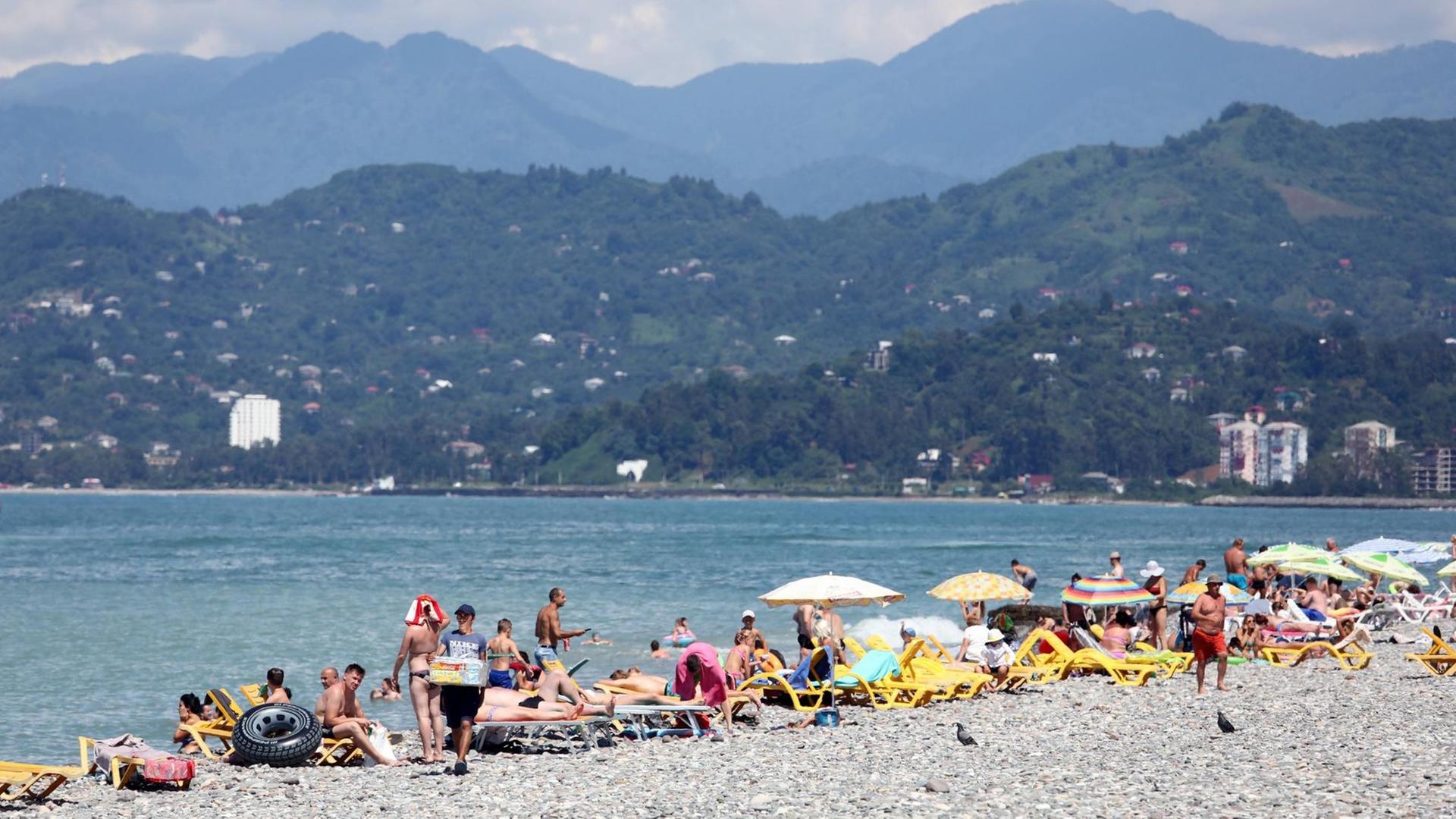 Menschen am Strand von Batumi (Georgien) Menschen am Strand von Batumi (Georgien)