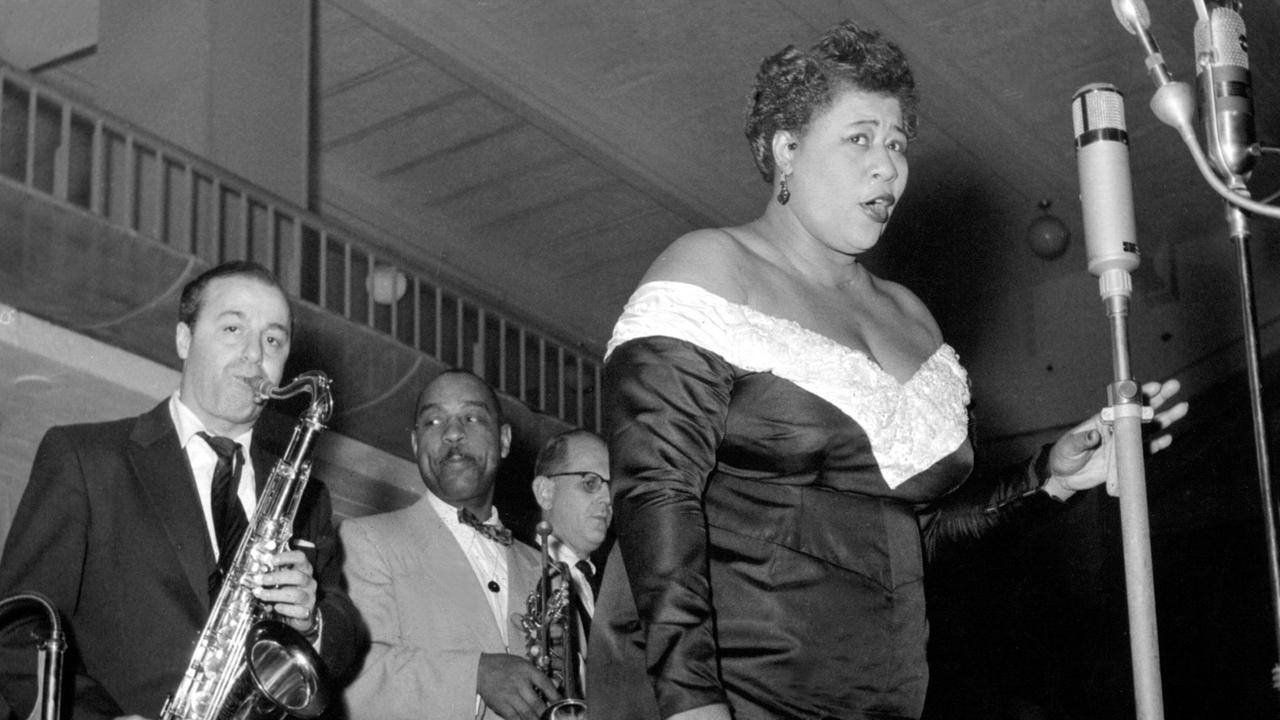 Die "First Lady of Jazz" bei ihrem Konzert in der Hamburger Ernst-Merck-Halle am 18. Februar 1954 mit der Jazz-Formation "Jazz at the Philharmonic". Ella Fitzgerald wurde am 25. April 1918 geboren und ist am 15. Juni 1996 gestorben.