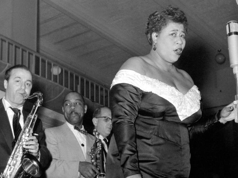 Die "First Lady of Jazz" bei ihrem Konzert in der Hamburger Ernst-Merck-Halle am 18. Februar 1954 mit der Jazz-Formation "Jazz at the Philharmonic". Ella Fitzgerald wurde am 25. April 1918 geboren und ist am 15. Juni 1996 gestorben.