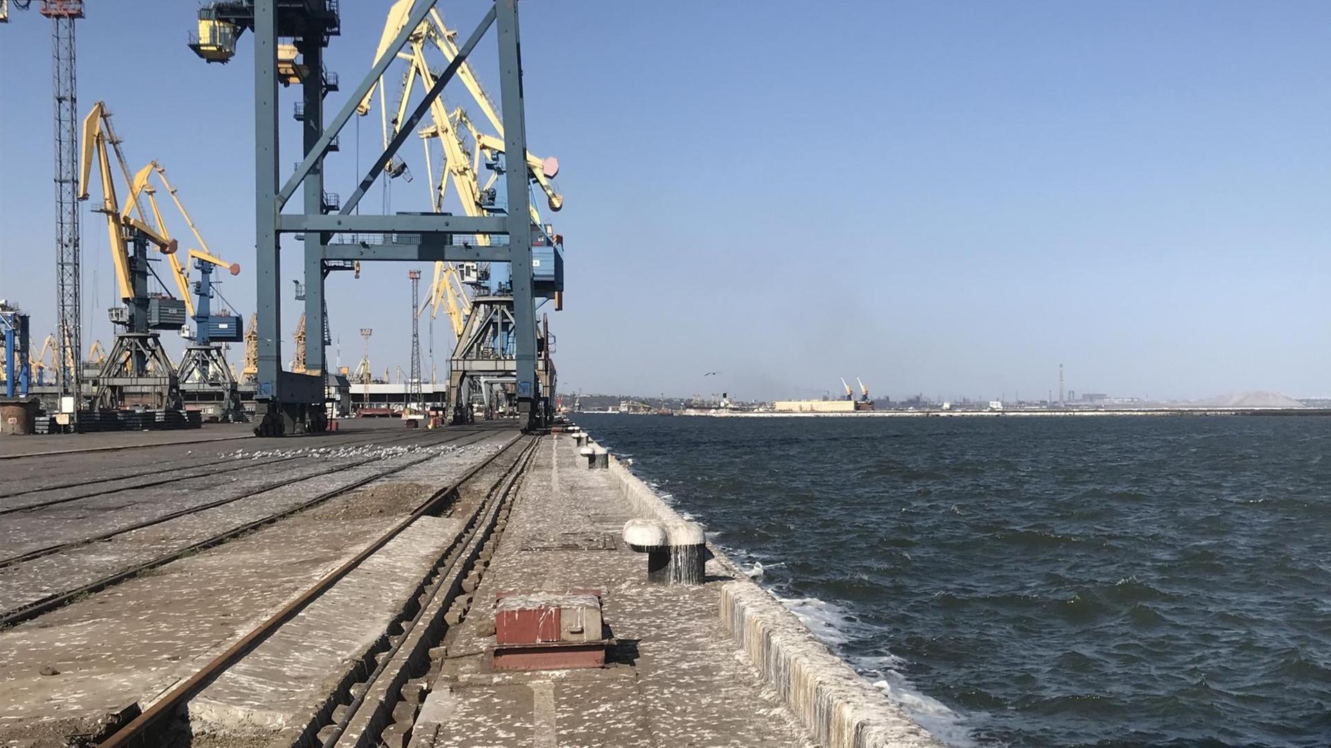 Im Hafen von Mariupol stehen die Kräne still. Im Hafen von Mariupol stehen die Kräne still.