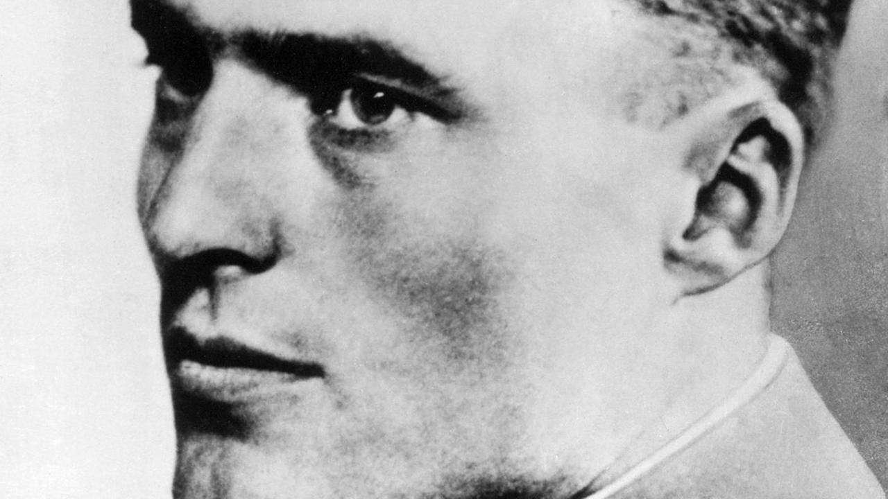 Claus Philipp Maria Schenk Graf von Stauffenberg in einer Porträtaufnahme Claus Philipp Maria Schenk Graf von Stauffenberg in einer Porträtaufnahme