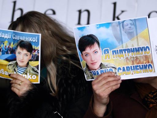 Beschäftigte der Bahn in Kiew demonstrieren für die Freilassung von der in Russland inhaftierten Kampfpilotin Nadjeschda Sawtschenko.