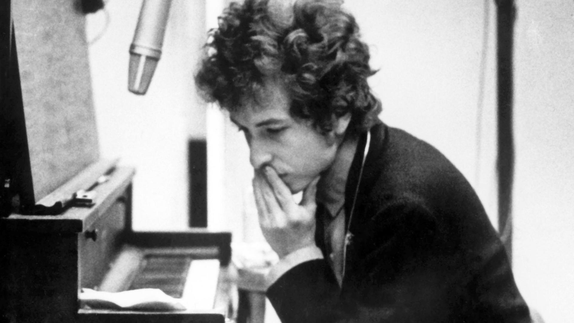 Der US-amerikanische Folk- und Rockmusiker und Lyriker Bob Dylan während einer Studiosession in New York im Jahr 1966 Der US-amerikanische Folk- und Rockmusiker und Lyriker Bob Dylan während einer Studiosession in New York im Jahr 1966
