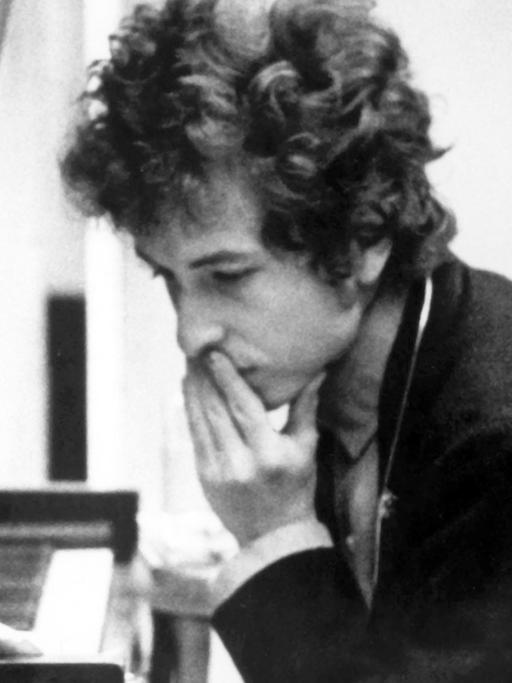 Der US-amerikanische Folk- und Rockmusiker und Lyriker Bob Dylan während einer Studiosession in New York im Jahr 1966