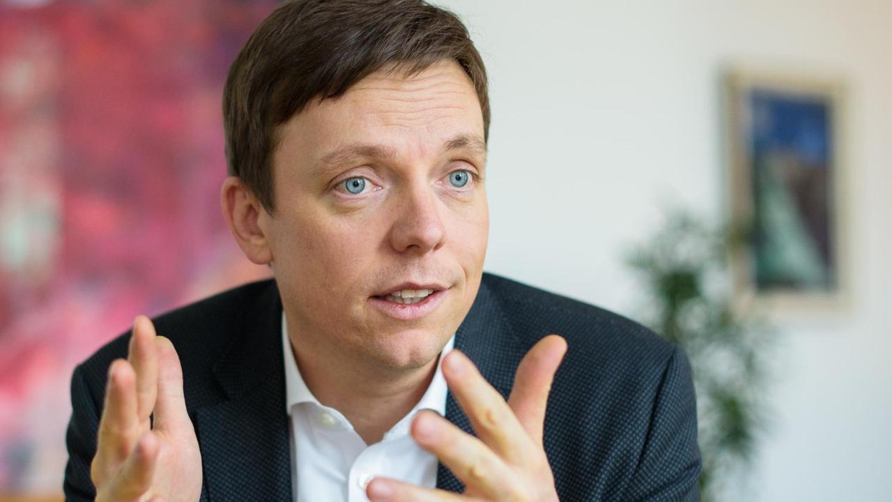 Der Ministerpräsident des Saarlandes, Tobias Hans (CDU), gestikuliert während eines Interviews in seinem Büro Der Ministerpräsident des Saarlandes, Tobias Hans (CDU), gestikuliert während eines Interviews in seinem Büro