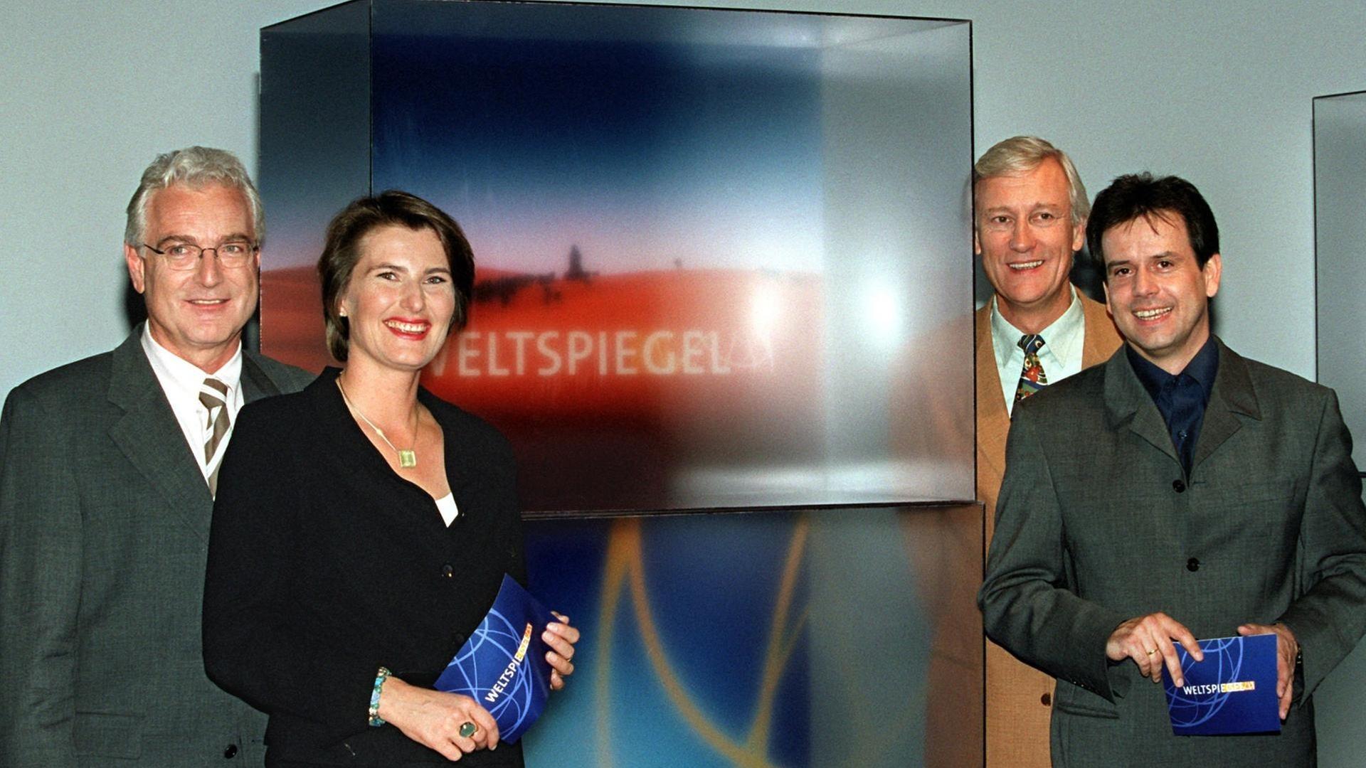 Tina Hassel, erste Moderatorin des ARD-Auslandsmagazins "Weltspiegel", mit ihren Kollegen Peter Mezger, Immo Vogel und Andreas Cichowicz, aufgenommen am 2.10.2001 in Hamburg. Tina Hassel, erste Moderatorin des ARD-Auslandsmagazins "Weltspiegel", mit ihren Kollegen Peter Mezger, Immo Vogel und Andreas Cichowicz, aufgenommen am 2.10.2001 in Hamburg.