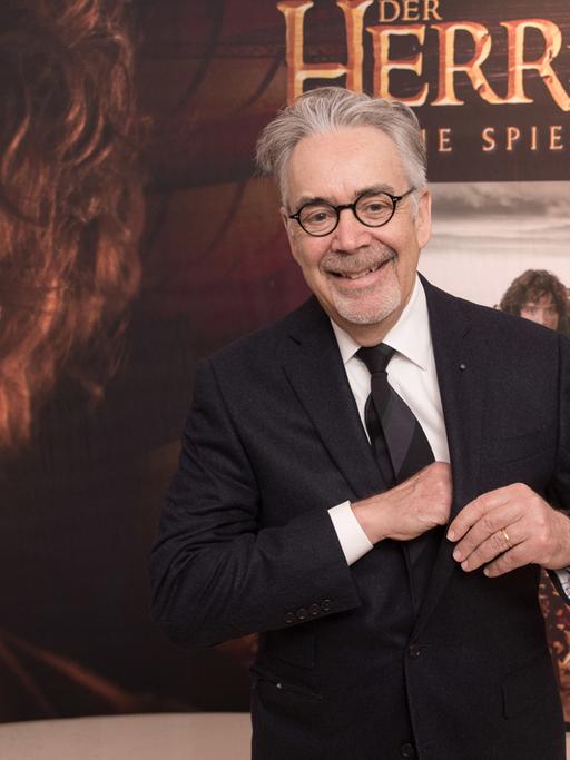 Der Filmkomponist Howard Shore vor einem Plakat des "Herrn der Ringe"