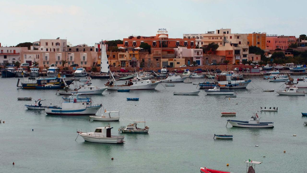 Hafen auf der Mittelmeerinsel Lampedusa, Aufnahme von 2009 Hafen auf der Mittelmeerinsel Lampedusa, Aufnahme von 2009