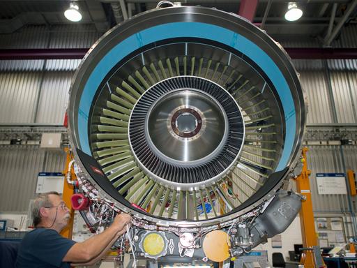 Ein Triebwerksmechaniker des britischen Flugzeug-Triebwerksherstellers Rolls-Royce arbeitet am an einem Flugzeugtriebwerk im Werk in Dahlewitz