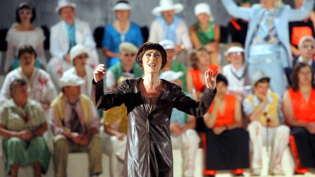 Die Schauspielerin Claudia Splitt als Kassandra steht vor einer Gruppe von Laiendarstellern bei der Probe der antiken Tragödien-Trilogie "Die Orestie" des Aischylos am Jenaer Theaterhaus, aufgenommen am 02.07.2007.