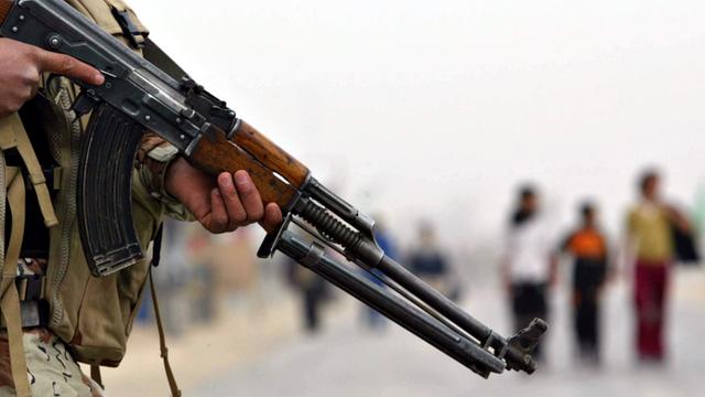 Irakischer Soldat mit Gewehr (Archivbild)
