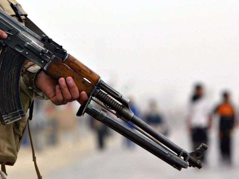 Irakischer Soldat mit Gewehr (Archivbild)