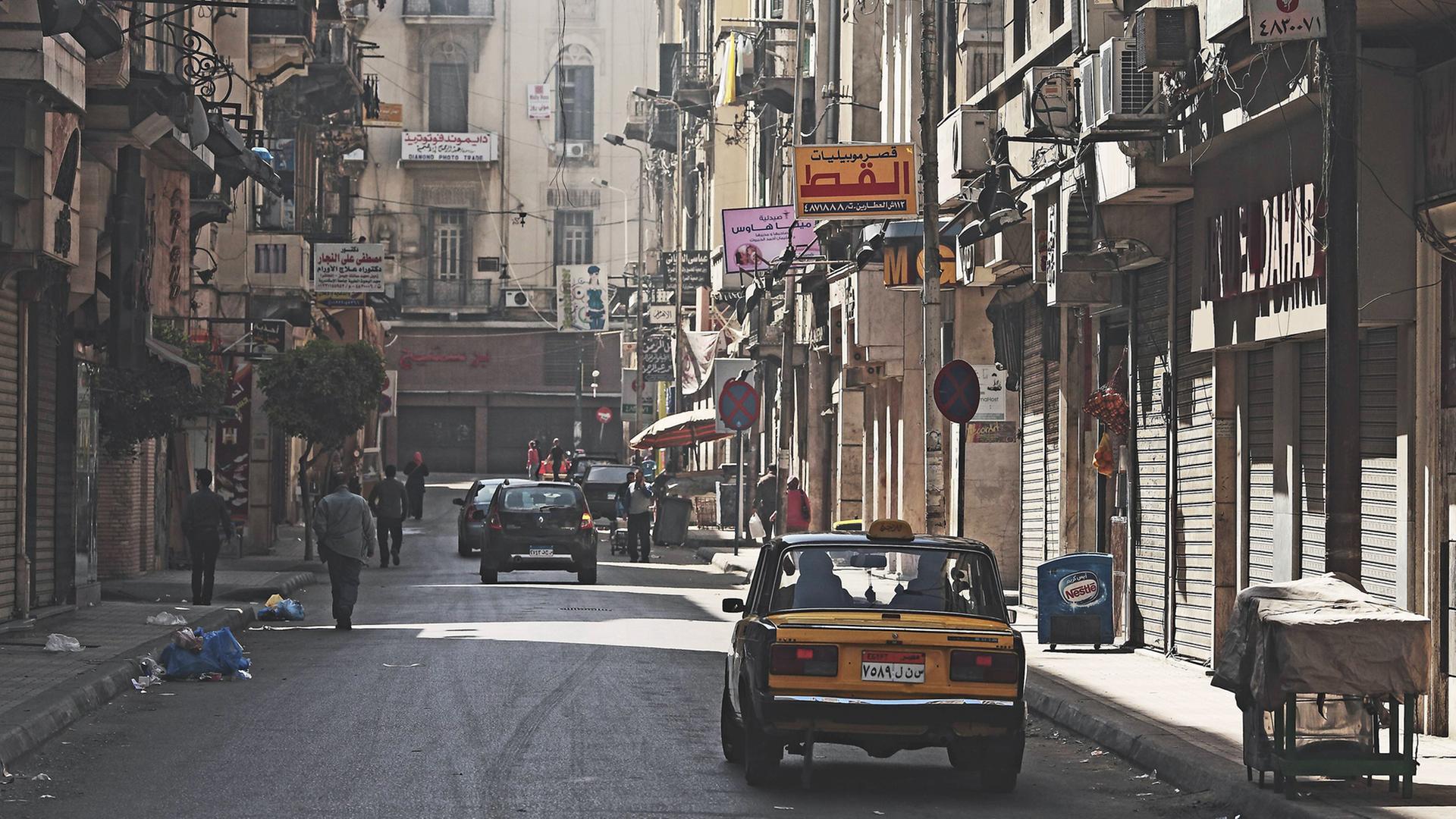 Straßenszene im ägyptischen Alexandria Straßenszene im ägyptischen Alexandria