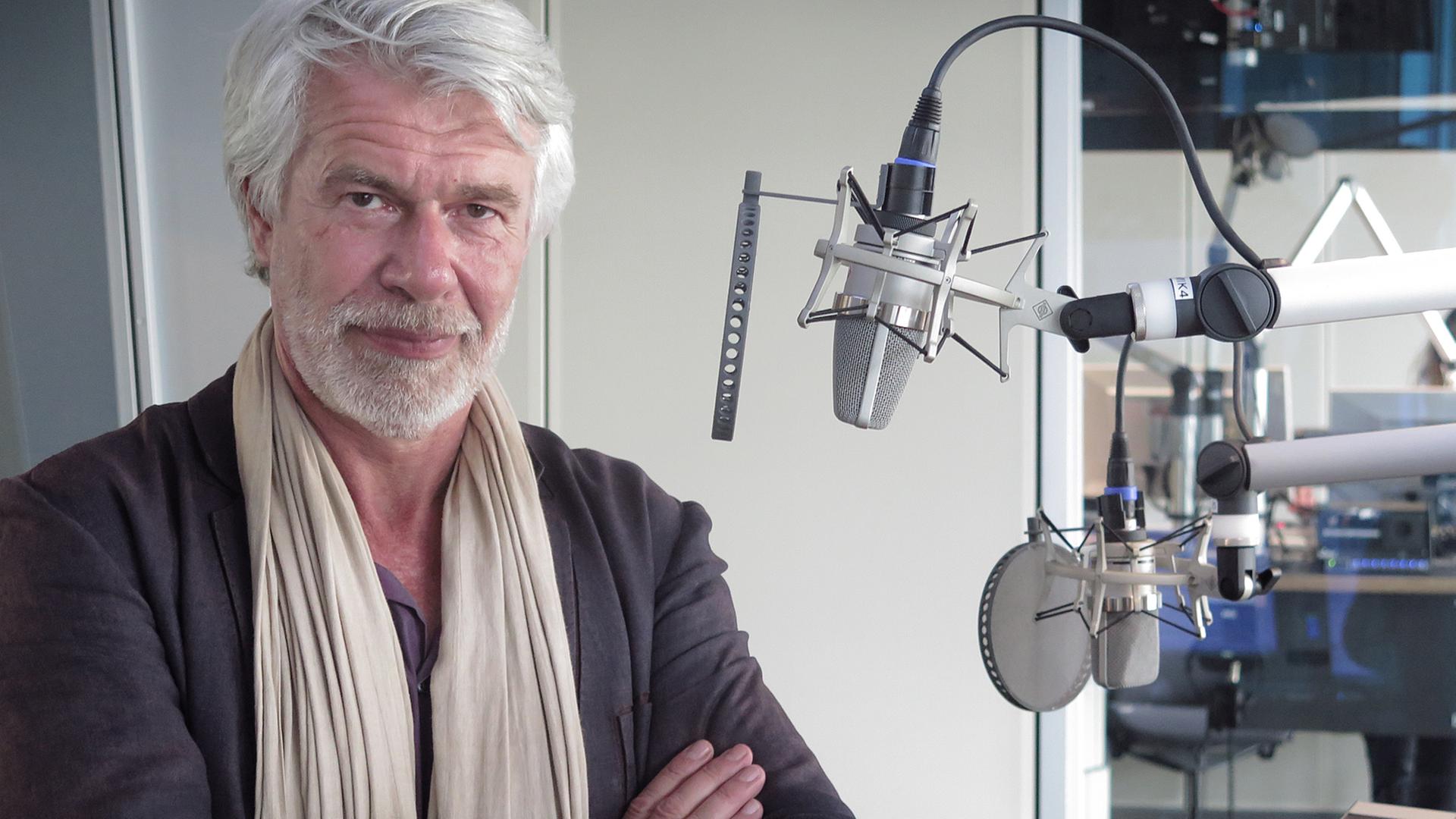 Der neue Volksbühnen-Intendant Chris Dercon zu Gast im Studio von Deutschlandfunk Kultur. Der neue Volksbühnen-Intendant Chris Dercon zu Gast im Studio von Deutschlandfunk Kultur.