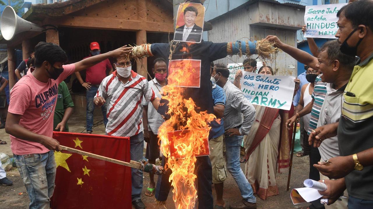 Bei Protesten in Indien verbrennen Demonstranten eine Puppe mit dem Konterfei von Chinas Präsident Xi Jinping und eine chinesische Flagge Bei Protesten in Indien verbrennen Demonstranten eine Puppe mit dem Konterfei von Chinas Präsident Xi Jinping und eine chinesische Flagge
