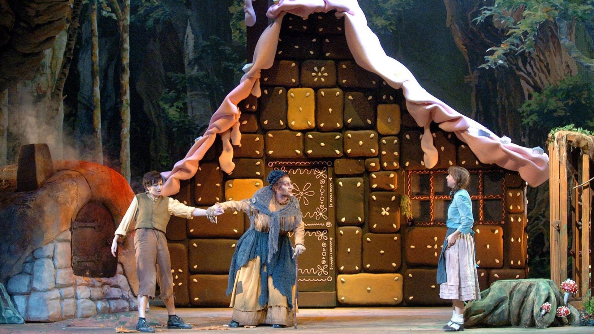 Hänsel und Gretel vor dem Lebkuchenhäuschen der bösen Hexe. Ein Foto aus einer Inszenierung der Oper "Hänsel und Gretel" von Engelbert Humperdinck. Hänsel und Gretel vor dem Lebkuchenhäuschen der bösen Hexe. Ein Foto aus einer Inszenierung der Oper "Hänsel und Gretel" von Engelbert Humperdinck.