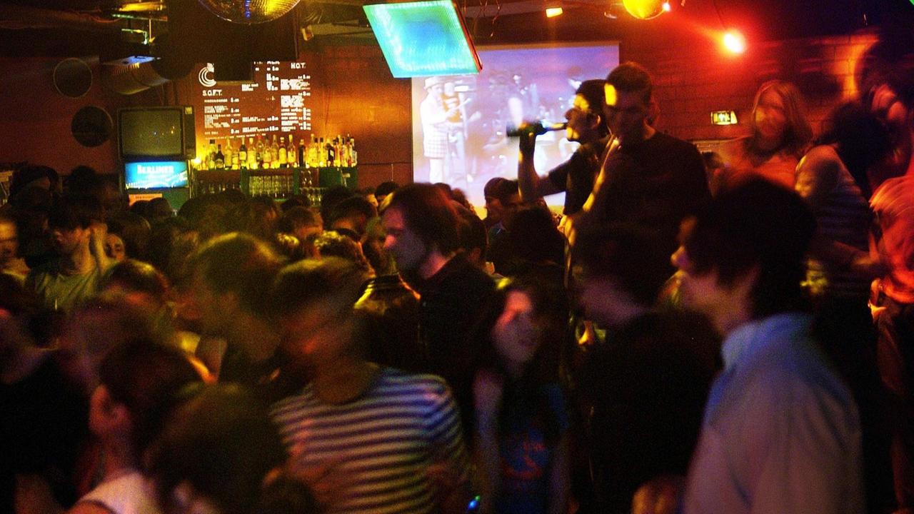 Partygänger tanzen im Berliner Magnet Club. Partygänger tanzen im Berliner Magnet Club.