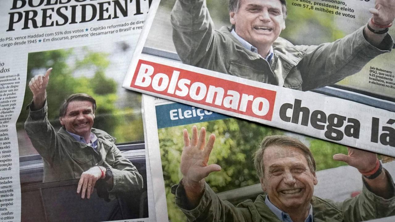 Eine Collage mehrere Zeitungen mit Bildern, die Bolsonaro in siegreicher Pose zeigen Eine Collage mehrere Zeitungen mit Bildern, die Bolsonaro in siegreicher Pose zeigen