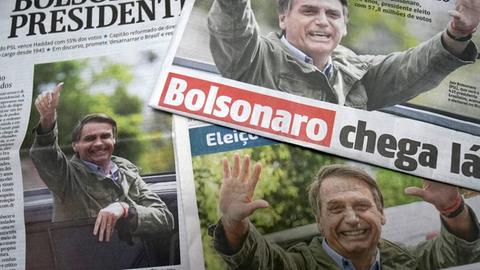 Eine Collage mehrere Zeitungen mit Bildern, die Bolsonaro in siegreicher Pose zeigen