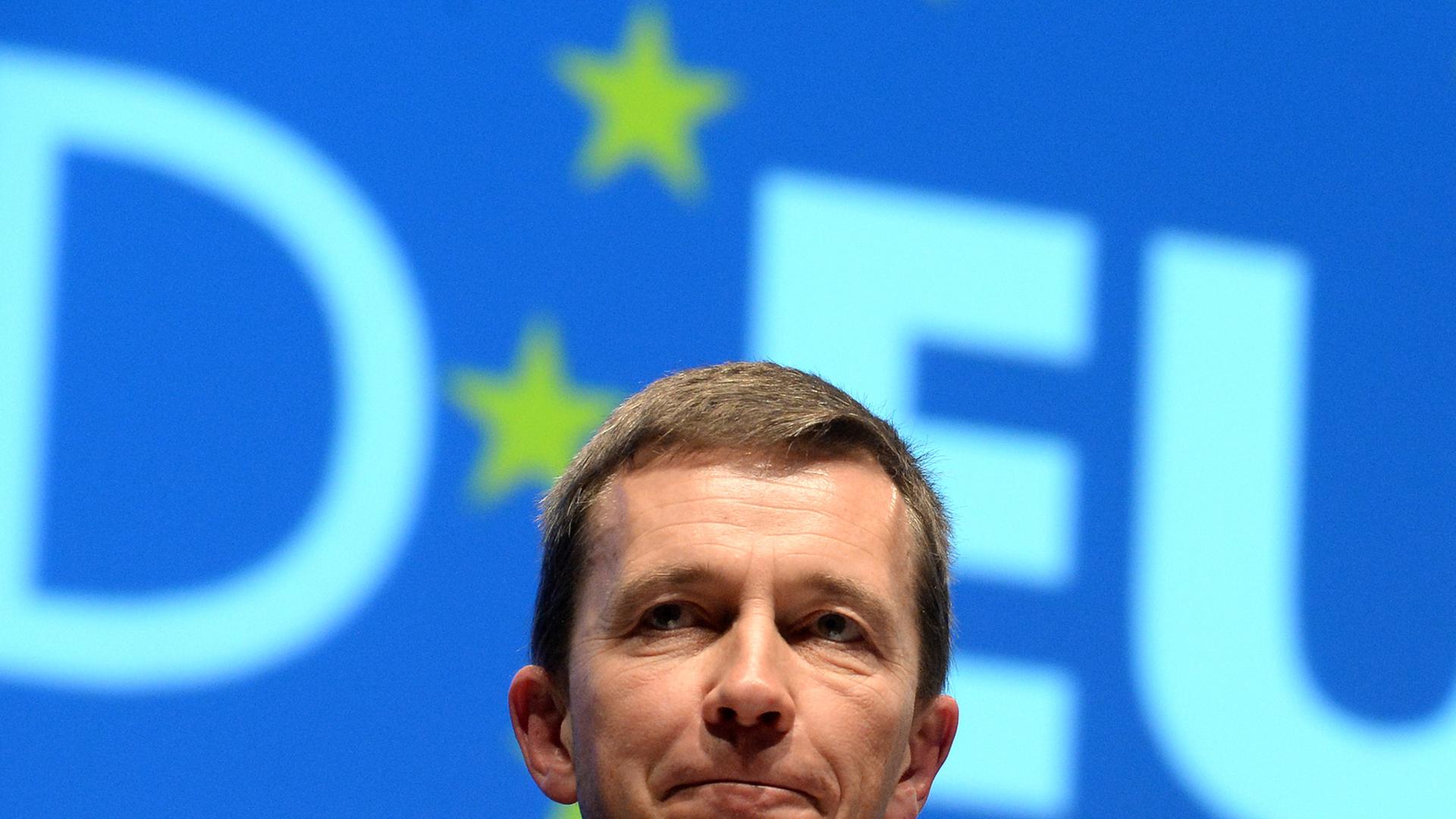 AfD-Bundesparteichef Bernd Lucke spricht am 22.03.2014 auf dem Europaparteitag der Alternative für Deutschland (AfD) in Erfurt (Thüringen). Die AfD will auf dem zweitägigen Parteitag unter anderem ihr Programm für die Europawahl am 25. Mai beschließen.
