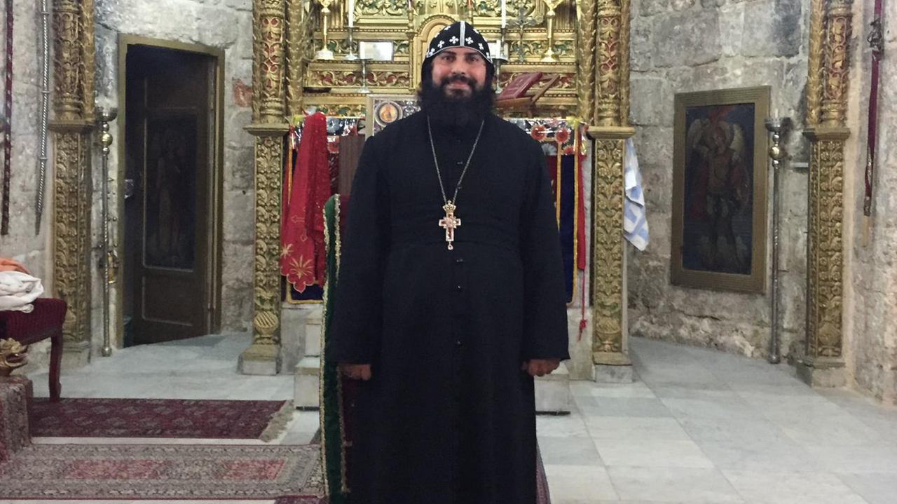 Der aramäische Mönch Dayroyo Boulos in der Kirche seines Klosters in Israel Der aramäische Mönch Dayroyo Boulos in der Kirche seines Klosters in Israel
