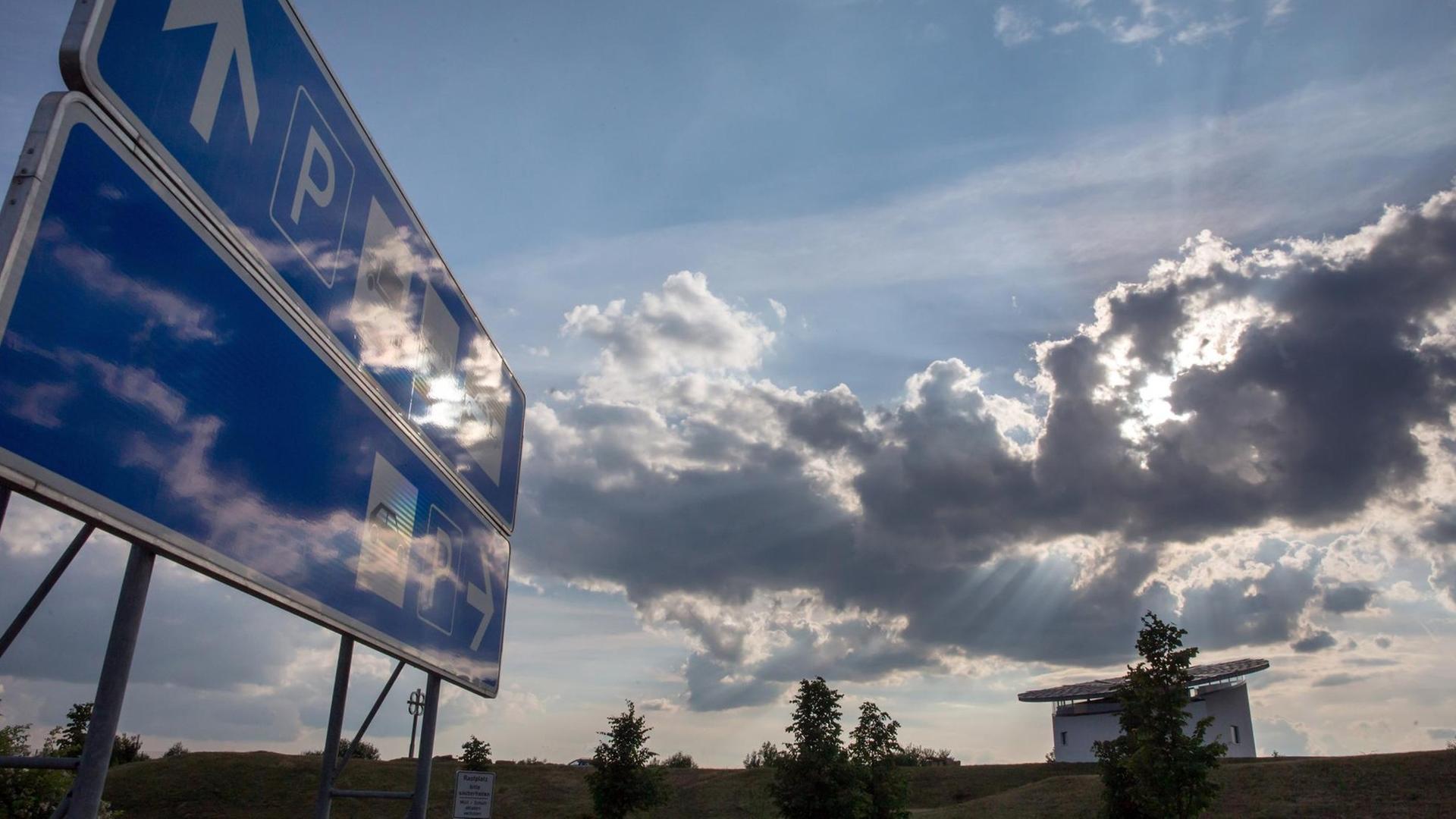 Die neu eingeweihte Autobahnkirche Grabfeld (Thüringen) an der Bundesbahn 71 am Rastplatz Thüringer Tor. Die neu eingeweihte Autobahnkirche Grabfeld (Thüringen) an der Bundesbahn 71 am Rastplatz Thüringer Tor.