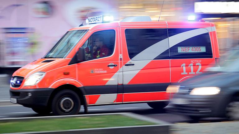 Ein Notarzt rast mit Blaulicht durch die Stadt. Ein Notarzt rast mit Blaulicht durch die Stadt.