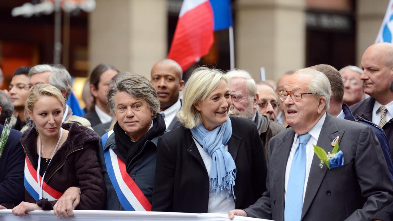 Der Ehrenpräsident der rechten französischen Partei Front National (FN), Jean-Marie Le Pen (r.), Parteichefin Marine Le Pen (2.v.r.) sowie Marion Marechal-Le Pen nehmen am 1. Mai 2013 an einem Marsch in Paris teil.