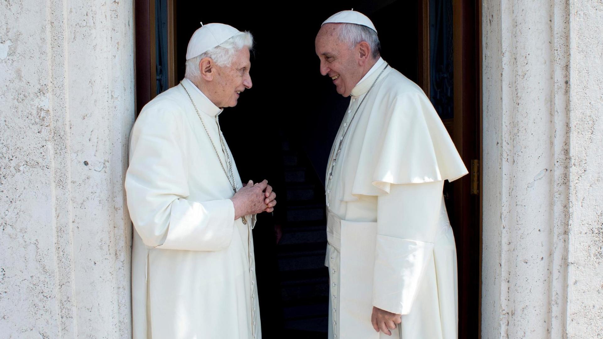 Papst Franziskus (rechts) beim Treffen mit seinem emeritierten Vorgänger Benedikt XVI (links). Papst Franziskus (rechts) beim Treffen mit seinem emeritierten Vorgänger Benedikt XVI (links).