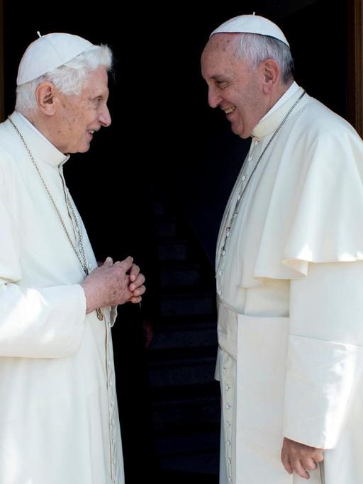 Papst Franziskus (rechts) beim Treffen mit seinem emeritierten Vorgänger Benedikt XVI (links).