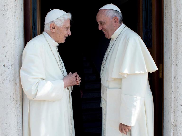 Papst Franziskus (rechts) beim Treffen mit seinem emeritierten Vorgänger Benedikt XVI (links).