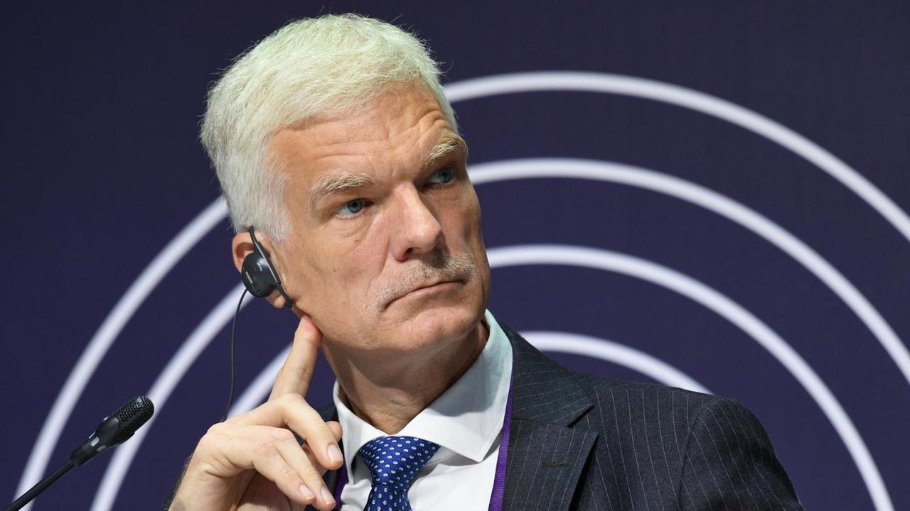 Andreas Schleicher, Bildungsdirektorat der OECD. Ein Mann mit grauen Haaren sitzt auf einem Podium und hört zu. Andreas Schleicher, Bildungsdirektorat der OECD. Ein Mann mit grauen Haaren sitzt auf einem Podium und hört zu.