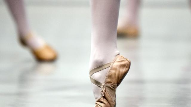 Der Fuß einer Tänzerin der Ballettschule der Oper in Nanterre,