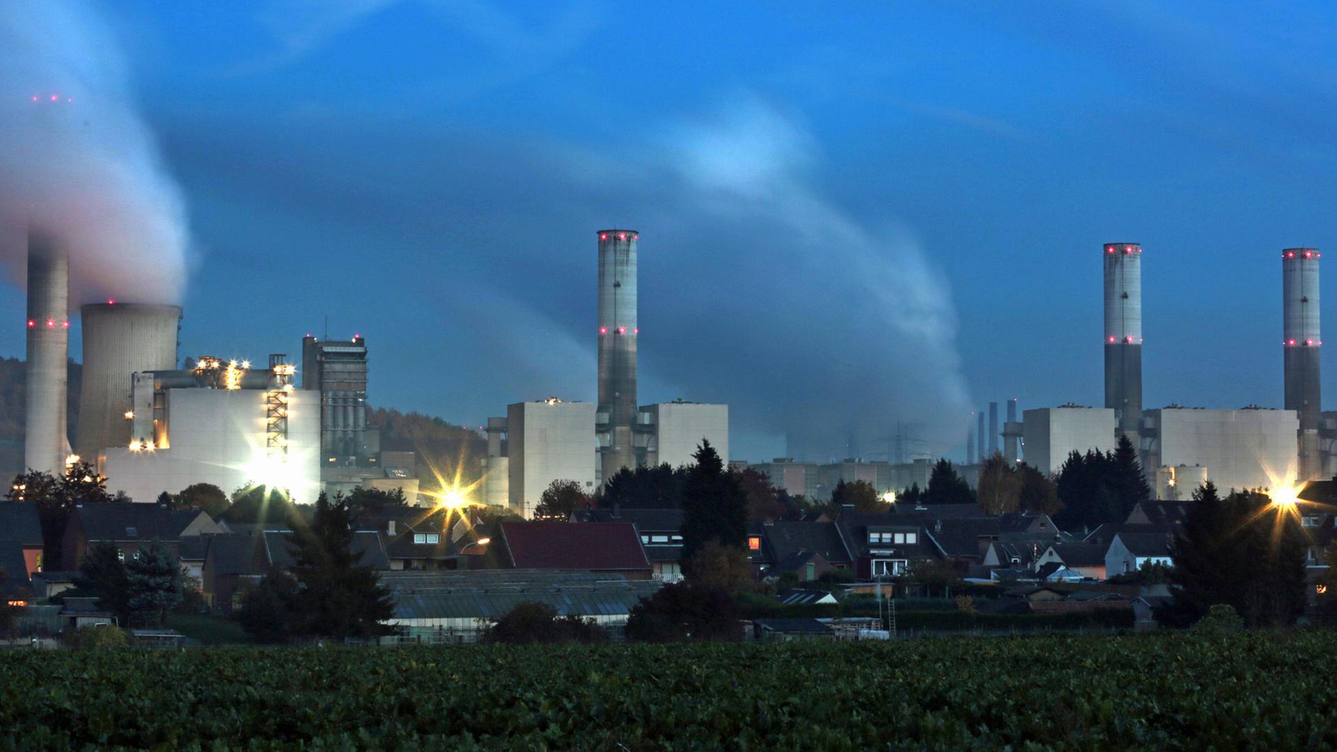Das RWE-Braunkohlekraftwerk Frimmersdorf in der Nähe von Grevenbroich in Nordrhein-Westfalen; Aufnahme vom Oktober 2015 Das RWE-Braunkohlekraftwerk Frimmersdorf in der Nähe von Grevenbroich in Nordrhein-Westfalen; Aufnahme vom Oktober 2015