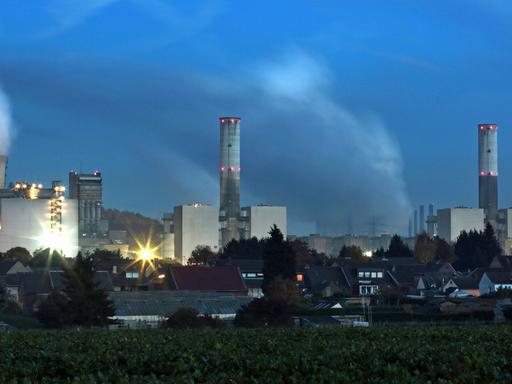 Das RWE-Braunkohlekraftwerk Frimmersdorf in der Nähe von Grevenbroich in Nordrhein-Westfalen; Aufnahme vom Oktober 2015