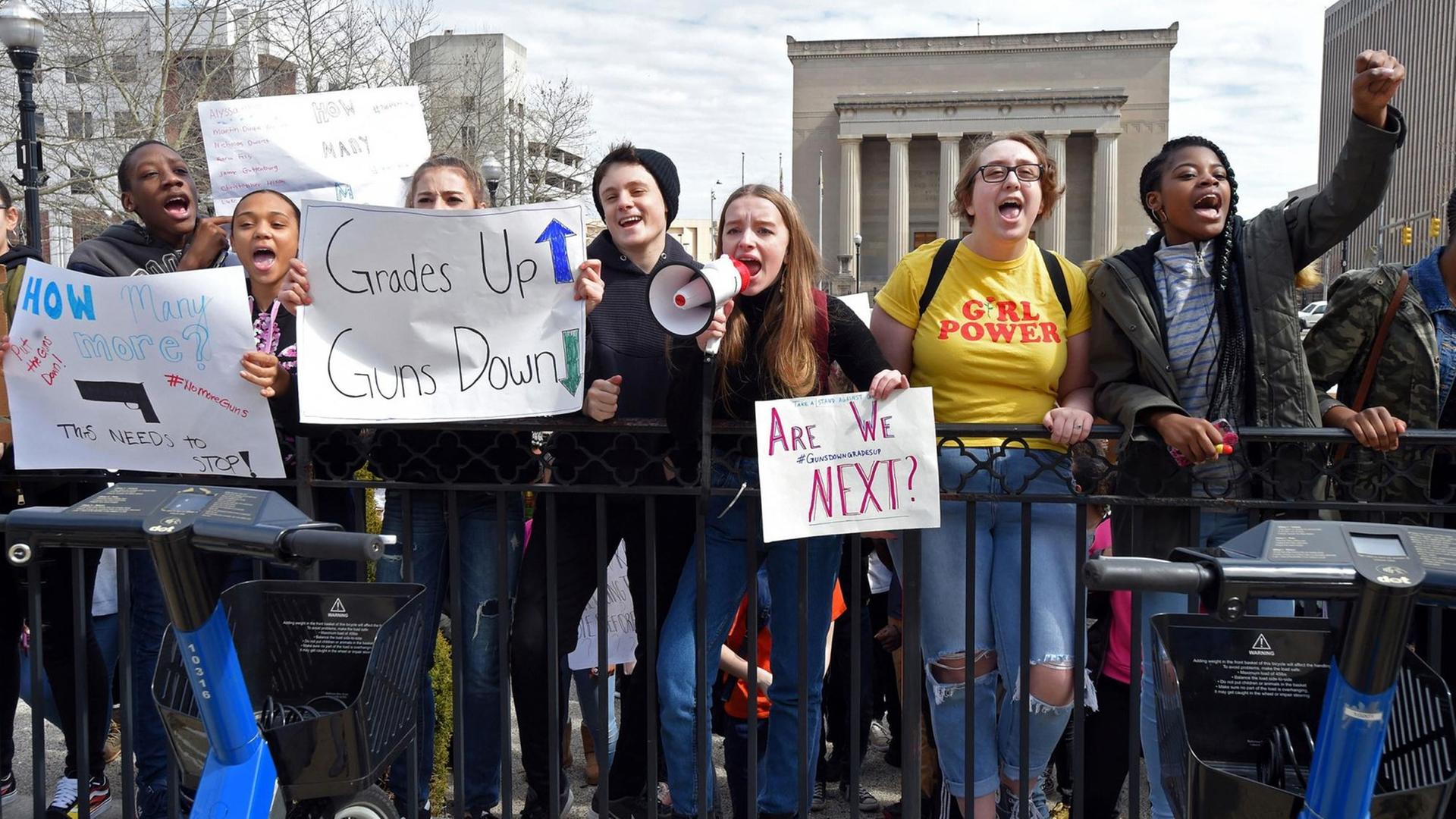 Schüler protestieren vor dem Rathaus in Baltimore gegen Waffengewalt im März 2018. Schüler protestieren vor dem Rathaus in Baltimore gegen Waffengewalt im März 2018.