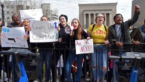 Schüler protestieren vor dem Rathaus in Baltimore gegen Waffengewalt im März 2018.
