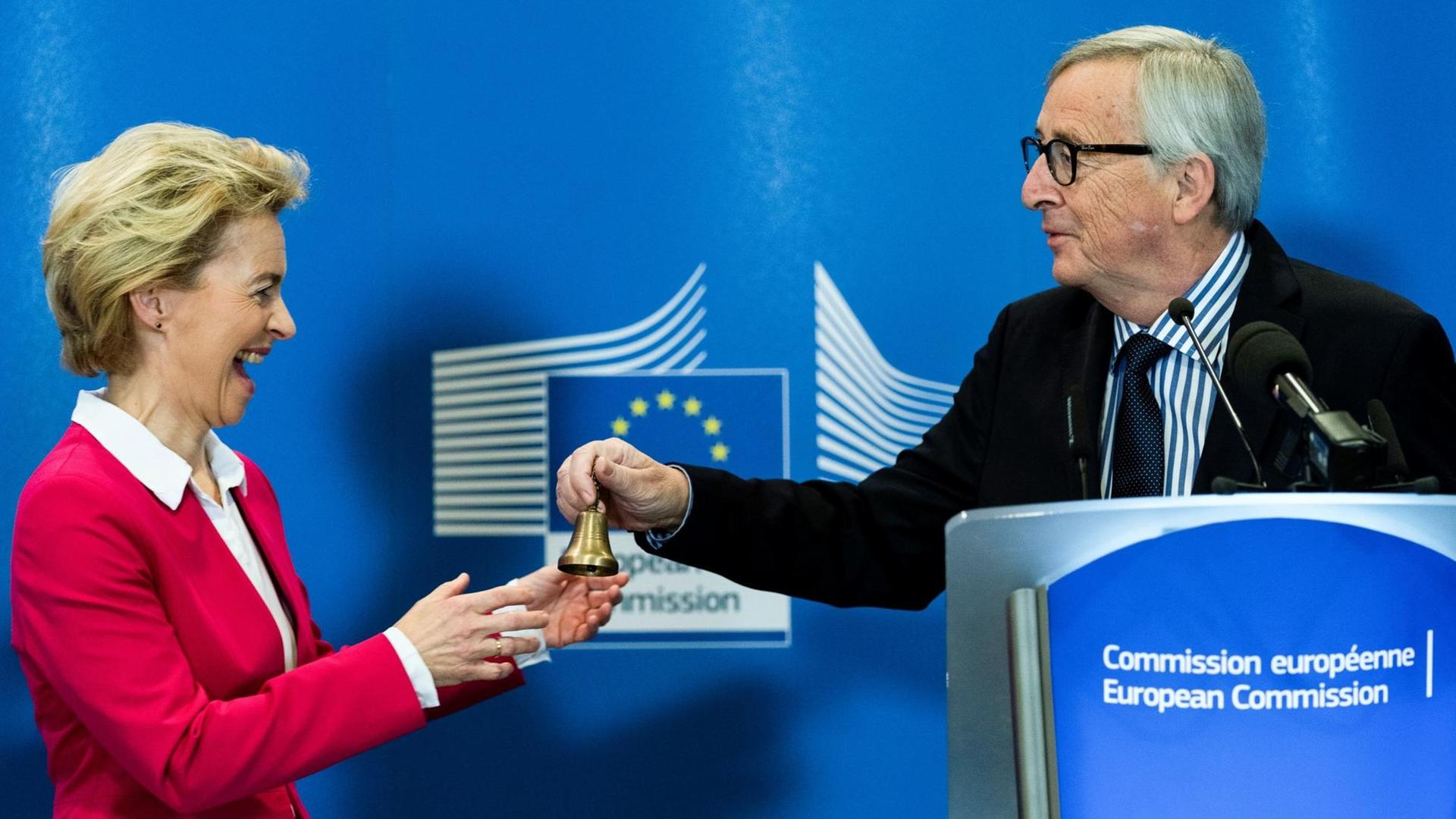 Der scheidende Präsident Jean-Claude Juncker (r.) überreicht der neuen Präsidentin der Europäischen Kommission Ursula von der Leyen eine Glocke. Der scheidende Präsident Jean-Claude Juncker (r.) überreicht der neuen Präsidentin der Europäischen Kommission Ursula von der Leyen eine Glocke.