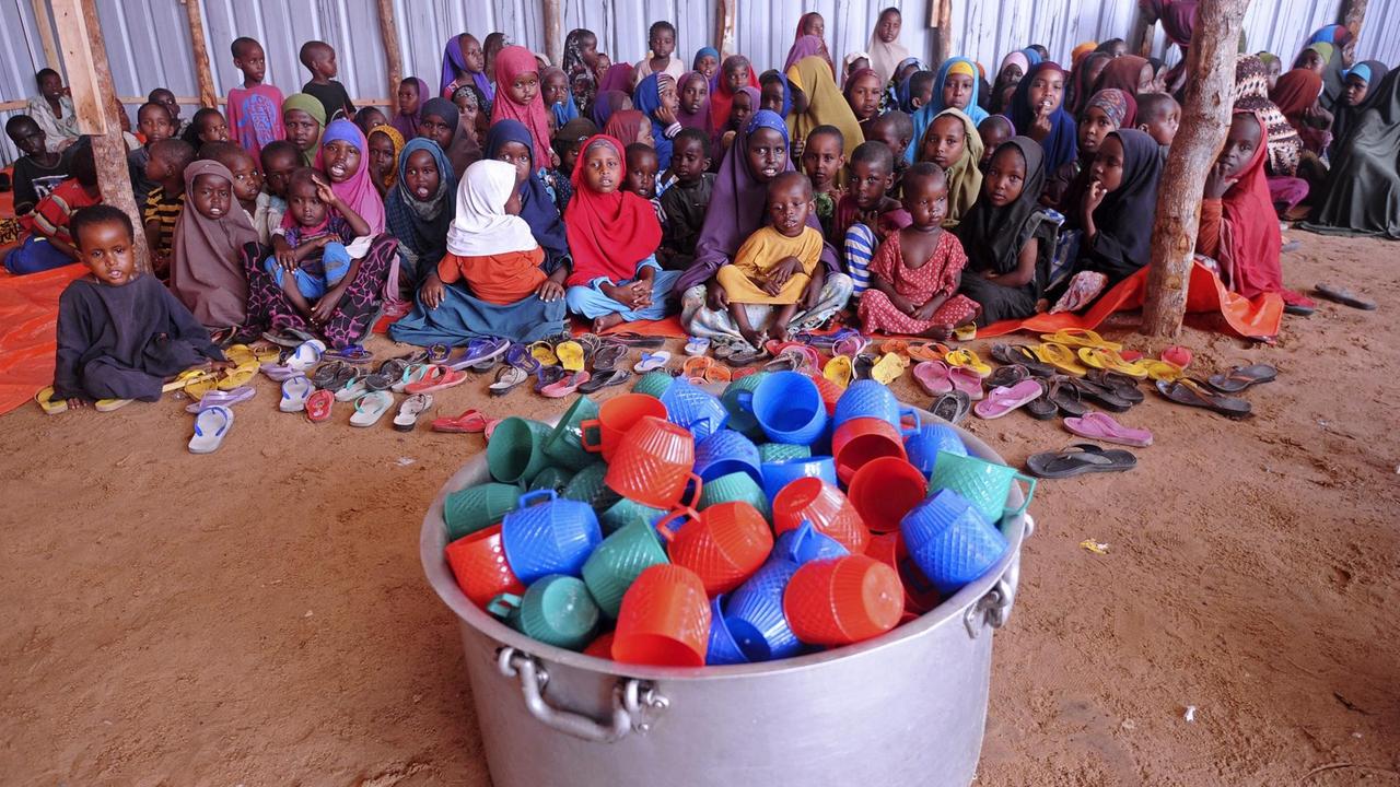 Somalische Flüchtlingskinder warten am 6. April 2017 auf die Zuteilung von Nahrungsmitteln in einem Hilfslager außerhalb von Mogadischu. Hunderte von Neuankömmlingen, überwiegend aus den von Hitze und Dürre betroffenen südlichen Landesregionen, leiden an Mangelernährung und suchen in Mogadischu nach Hilfe, wie die Vereinten Nationen in ihrem Bericht vom 17. Februar erklären.