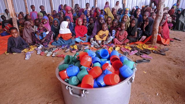 Somalische Flüchtlingskinder warten am 6. April 2017 auf die Zuteilung von Nahrungsmitteln in einem Hilfslager außerhalb von Mogadischu. Hunderte von Neuankömmlingen, überwiegend aus den von Hitze und Dürre betroffenen südlichen Landesregionen, leiden an Mangelernährung und suchen in Mogadischu nach Hilfe, wie die Vereinten Nationen in ihrem Bericht vom 17. Februar erklären.