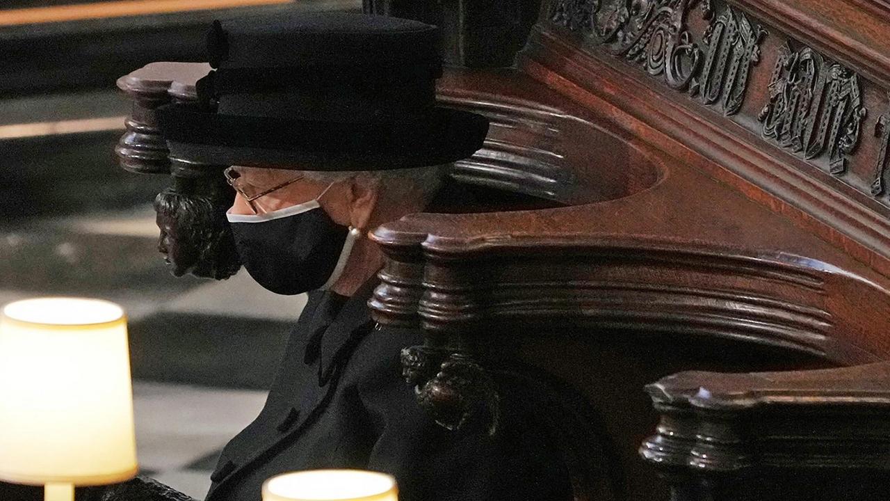 Einsamer Abschied: Die Queen saß bei der Trauerfeier coronabedingt alleine. Einsamer Abschied: Die Queen saß bei der Trauerfeier coronabedingt alleine.
