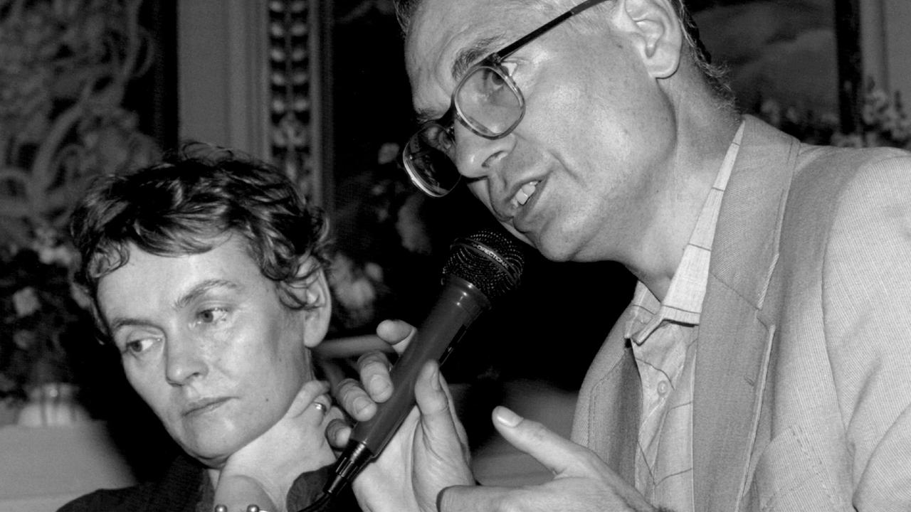 Die Mitinitiatorin des "Neuen Forums", die Malerin Bärbel Bohley und der prominente Mitbegründer der DDR-Oppositionsgruppe, der Molekularbiologe Professor Jens Reich, am 26. Oktober 1989 bei einer Podiumsdiskussion in Ost-Berlin.