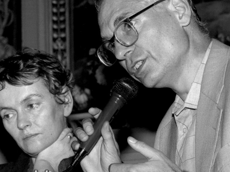 Die Mitinitiatorin des "Neuen Forums", die Malerin Bärbel Bohley und der prominente Mitbegründer der DDR-Oppositionsgruppe, der Molekularbiologe Professor Jens Reich, am 26. Oktober 1989 bei einer Podiumsdiskussion in Ost-Berlin.