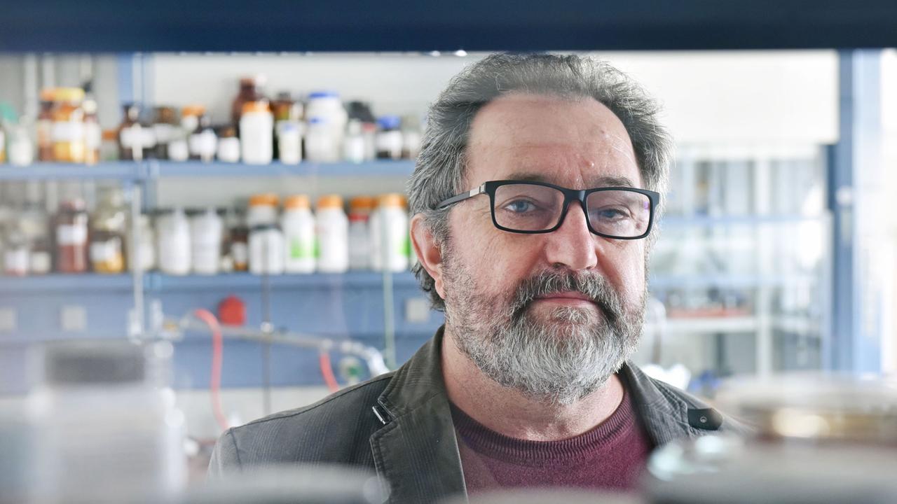 Porträtaufnahme Fred Walkow: ein Mann mit grauen kurzen Haaren, grauem Vollbart und schwarz umrahmter eckiger Brille Porträtaufnahme Fred Walkow: ein Mann mit grauen kurzen Haaren, grauem Vollbart und schwarz umrahmter eckiger Brille