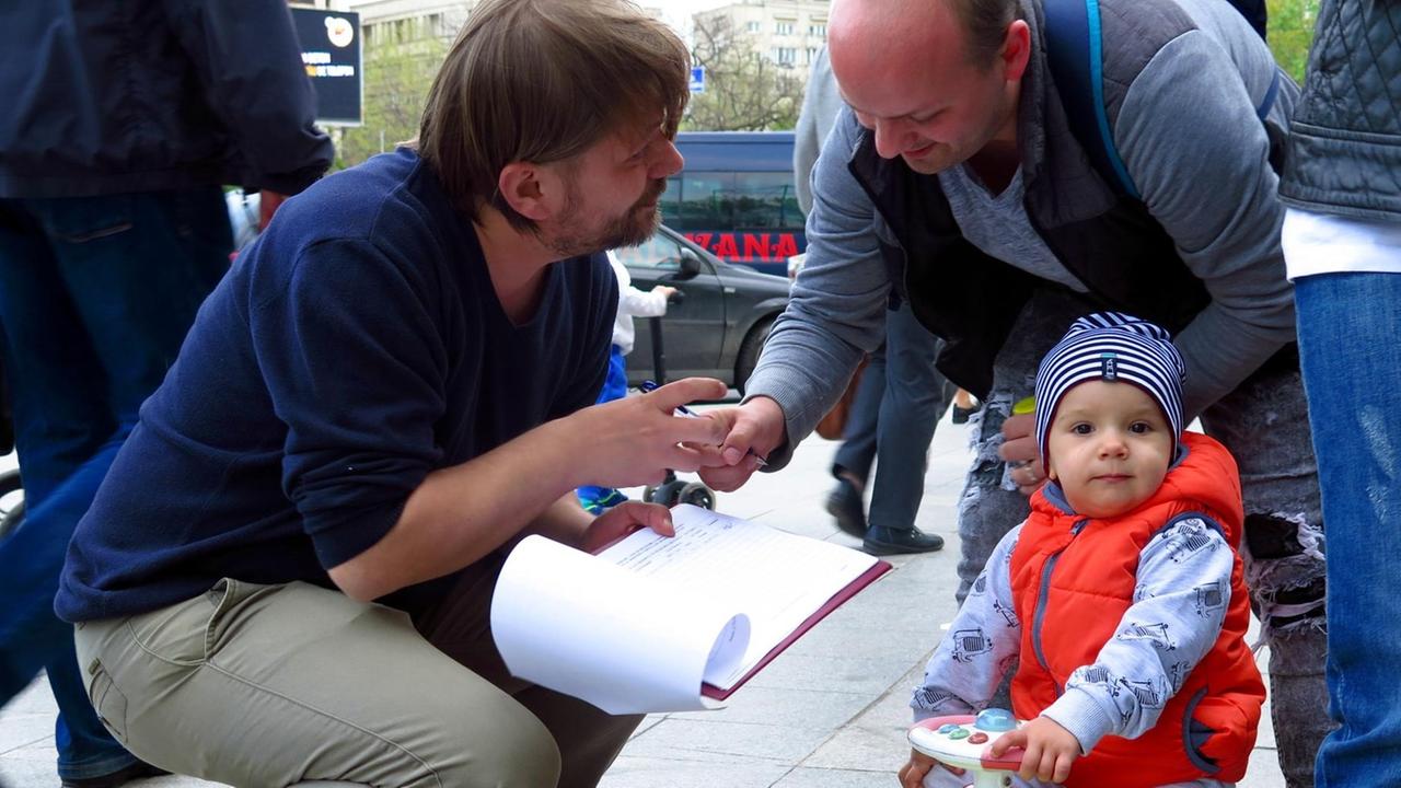 In Rumänien wird gegen viele amtierende Politiker ermittelt wegen Korruptions- oder Betrugsverdachts. Einige wurden deswegen verurteilt. Diese Initative sammelt Unterschriften für ihre Forderung "Keine Straftäter in öffentlichen Ämtern". In Rumänien wird gegen viele amtierende Politiker ermittelt wegen Korruptions- oder Betrugsverdachts. Einige wurden deswegen verurteilt. Diese Initative sammelt Unterschriften für ihre Forderung "Keine Straftäter in öffentlichen Ämtern".