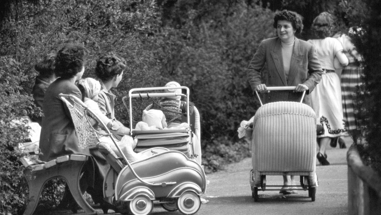 Bei mildem Frühlingswetter sind Frauen mit ihrem Nachwuchs an der frischen Luft in einem Park (Aufnahme aus dem Jahr 1958). Bei mildem Frühlingswetter sind Frauen mit ihrem Nachwuchs an der frischen Luft in einem Park (Aufnahme aus dem Jahr 1958).