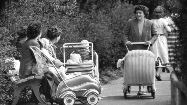 Bei mildem Frühlingswetter sind Frauen mit ihrem Nachwuchs an der frischen Luft in einem Park (Aufnahme aus dem Jahr 1958).