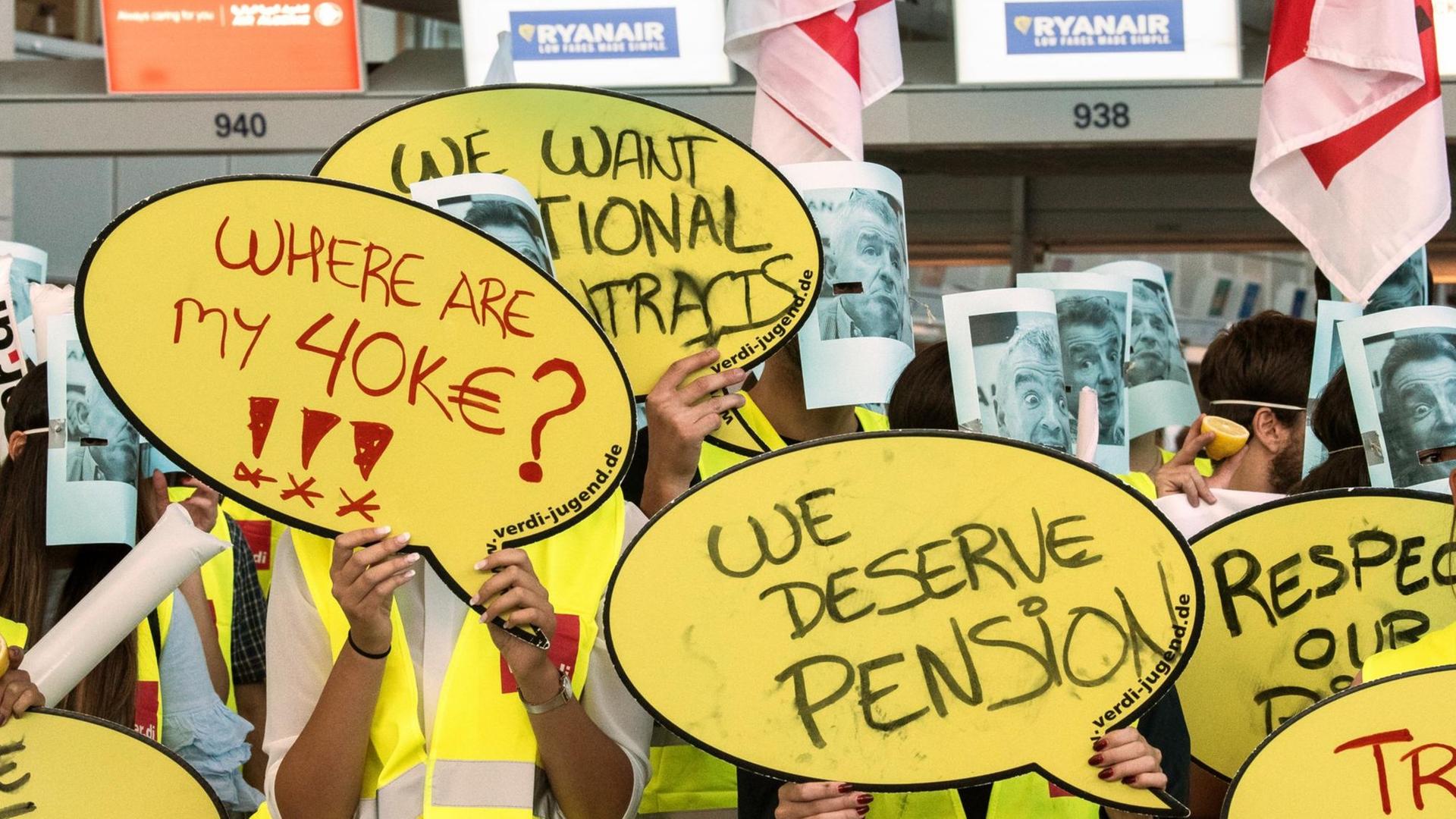 Mitarbeiter der Fluglinie Ryanair halten während eines 24 Stunden dauernden Warnstreiks im Flughafen Plakate mit der Aufschrift "Where are my 40K?!!!" und "We deserve Pension". Die Gewerkschaften Cockpit und Verdi hatten zu dem Warnstreik aufgerufen. Foto: Silas Stein/dpa | Verwendung weltweit Mitarbeiter der Fluglinie Ryanair halten während eines 24 Stunden dauernden Warnstreiks im Flughafen Plakate mit der Aufschrift "Where are my 40K?!!!" und "We deserve Pension". Die Gewerkschaften Cockpit und Verdi hatten zu dem Warnstreik aufgerufen. Foto: Silas Stein/dpa | Verwendung weltweit
