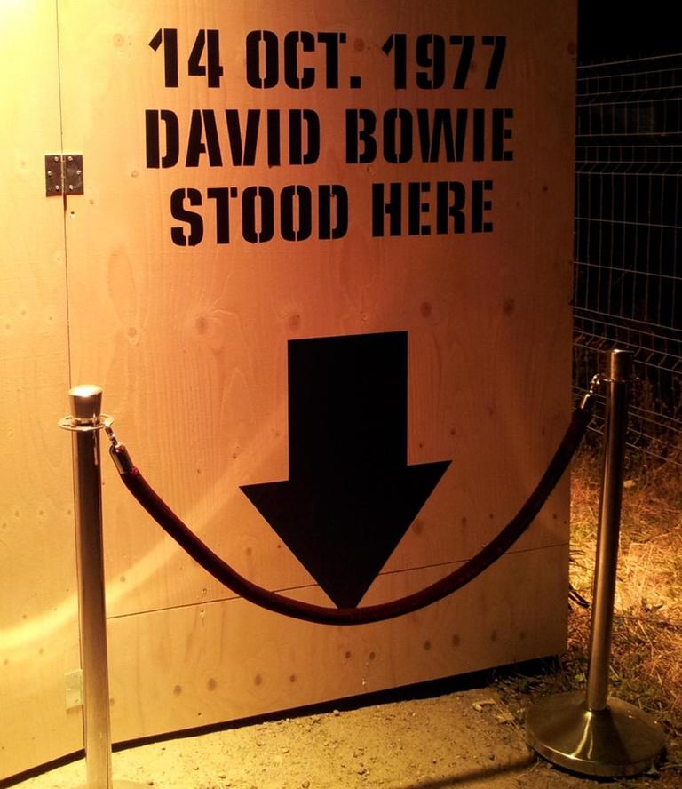 Berlin hat viele Weltstars angezogen: Am 14.10.1977 war David Bowie hier. Berlin hat viele Weltstars angezogen: Am 14.10.1977 war David Bowie hier.