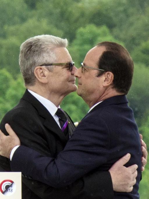 Bundespräsident Joachim Gauck (l.) und Frankreichs Präsident Francois Hollande nehmen am 03.08.2014 in der Gedenkstätte Hartmannsweilerkopf in Hartmannsweiler im Elsass an den Gedenkfeierlichkeiten zum 100. Jahrestag des Beginns des Ersten Weltkriegs teil.Auf dem Hartmannsweilerkopf waren bei verlustreichen Kämpfen fast 30 000 Deutsche und Franzosen ums Leben gekommen. Am 3. August 1914 hatte das Deutsche Reich Frankreich den Krieg erklärt.